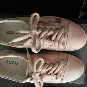 ECCO Women's Pink Sneakers